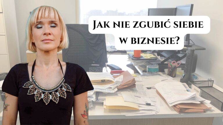 Jak nie zgubić siebie w biznesie – kobieta spokojna na tle zabałaganionego biurka